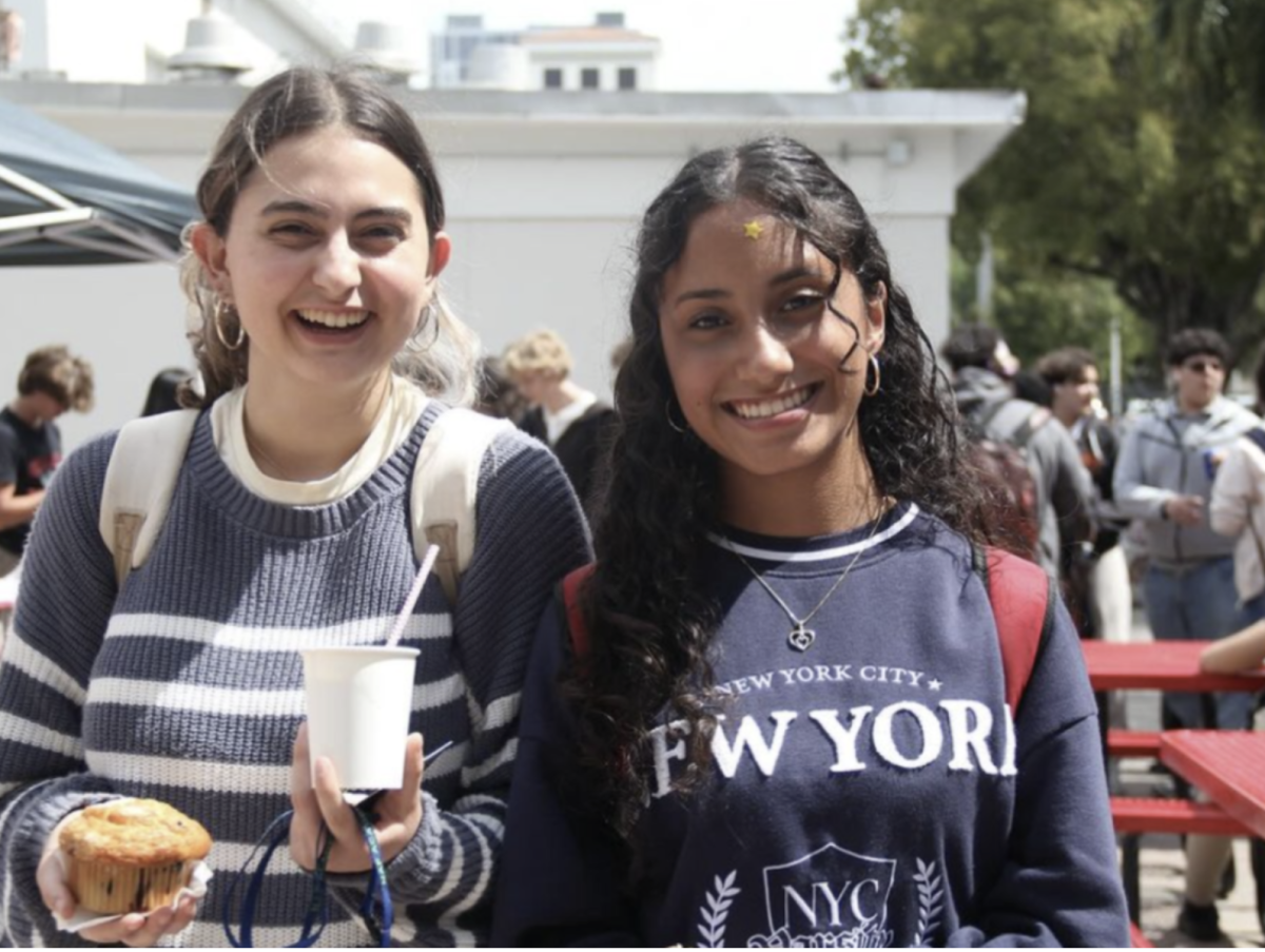 Los estudiantes de segundo año estaban emocionados para comer después de recibir sus delicias y se fueron preguntándose qué aperitivos probarían en el futuro.